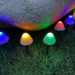 LED-es szolár lámpa, 12 db mini gomba, színes, leszúrható