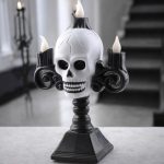 Koponyás gyertyatartó LED lángokkal, Halloweeni dekoráció