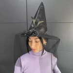 Boszorkány kalap, süveg, sapka fátyollal, tollal, Halloween -re 