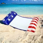 Vízen lebegő csíkos függőágy, hálós matrac