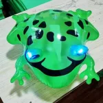 Felfújható, világító szemű béka 