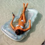 Felfújható glitteres, hullámos oldalú hálós matrac, fejpárnával, pohártartóval