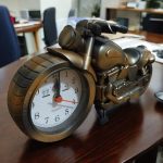 Chopper motor formájú asztali óra, ébresztő óra