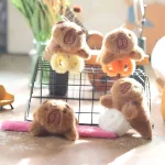 Capybara plüss, csuklóra tehető kicsiknek