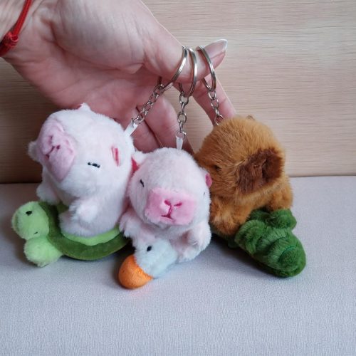 Capybara kulcstartó kihúzható felhúzható repülő állatokkal
