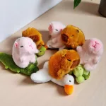 Capybara kulcstartó kihúzható felhúzható repülő állatokkal