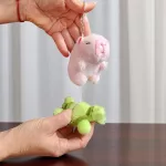 Capybara kulcstartó kihúzható felhúzható repülő állatokkal