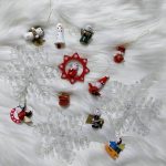 Kézzel festett fa karácsonyfa dísz, dobozban