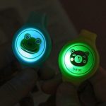 Szúnyogriasztó karkötő óra + ajándék klip, kitűző