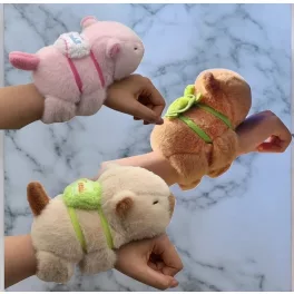 Hátizsákos Capybara plüss, csuklóra tehető 