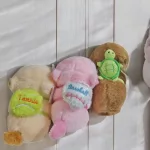 Hátizsákos Capybara plüss, csuklóra tehető 