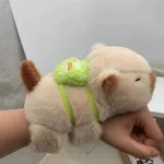 Hátizsákos Capybara plüss, csuklóra tehető 