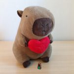 50cm-es Óriás plüss capybara szívvel 