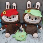 65cm Labubu sapkában hátizsákkal  óriás plüss