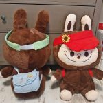 65cm Labubu sapkában hátizsákkal  óriás plüss