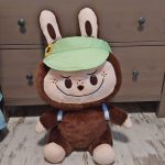 65cm Labubu sapkában hátizsákkal  óriás plüss