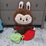 65cm Labubu sapkában hátizsákkal  óriás plüss