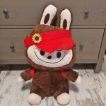 65cm Labubu sapkában hátizsákkal  óriás plüss