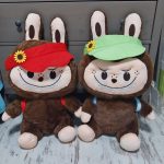 65cm Labubu sapkában hátizsákkal  óriás plüss