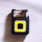 COB LED-es zseblámpa, sörnyitó és kulcstartó egyben, elemes 