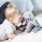 Interaktív, éneklő, zenélő plüss, "kukucs" elefánt 