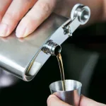 Fém flaska szett 4 pohárral, rozsdamentes acélból