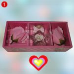 Szappanrózsák díszdobozban, világító üvegcsével