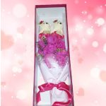 Világító, szappanrózsa csokor díszdobozban, macikkal , piros