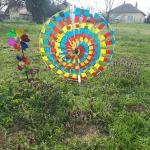 LED-es kerti világító szélforgó, szivárvány mintás, leszúrható