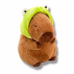 Capybara plüss sapkában 25cm
