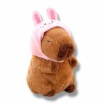 Capybara plüss sapkában 25cm
