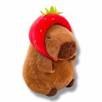 Capybara plüss sapkában 25cm
