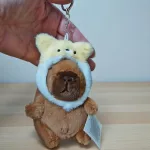 Sapkás plüss capybara kulcstartó 