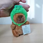 Sapkás plüss capybara kulcstartó 