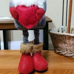 Teleszkópos lábú karácsonyi, skandináv manó szívvel, 36-50cm