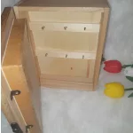 Fa kulcstartó szekrény, üvegezett 
