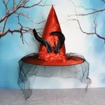 Piros boszorkány kalap, süveg, sapka fátyollal, tollal, Halloween -re 