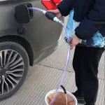 Üzemanyag leszívó cső kézi pumpával, zárócsappal