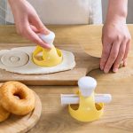 Fánk kiszúró csipesszel 