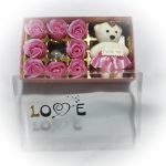 Világító azappanrózsa és maci díszdobozban