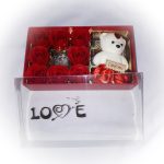 Világító azappanrózsa és maci díszdobozban