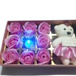 Világító azappanrózsa és maci díszdobozban