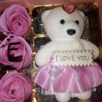 Világító azappanrózsa és maci díszdobozban