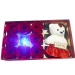 Világító azappanrózsa és maci díszdobozban